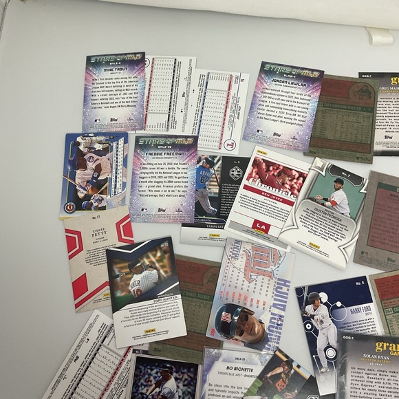 Assorted Baseball Trading Cards Collection - Picture 10 of 14